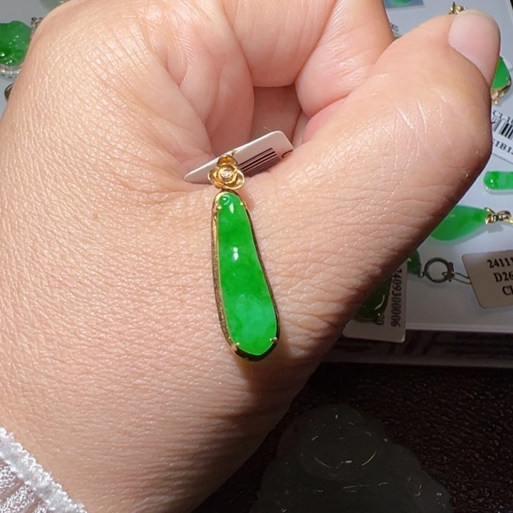 颈饰18K金镶嵌翡翠