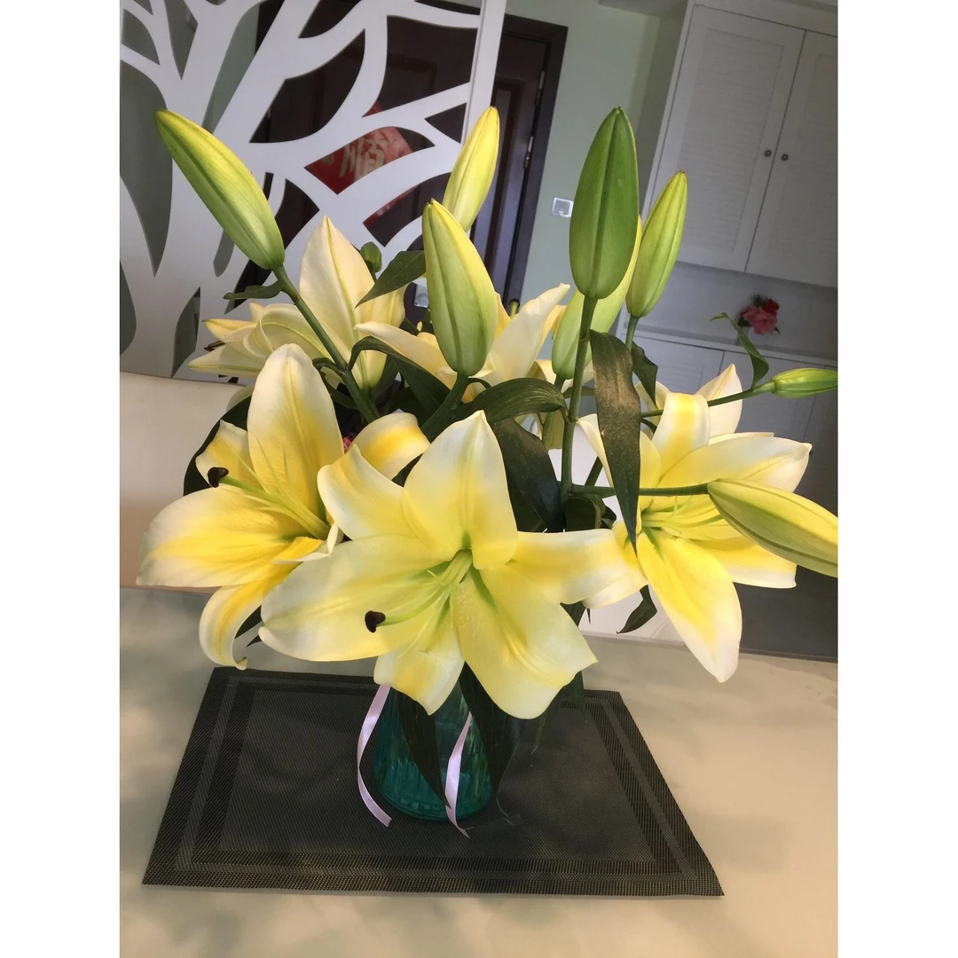 套餐42  黄天霸百合4支4朵+白色单瓣紫罗兰一把+瑞黄小菊3支