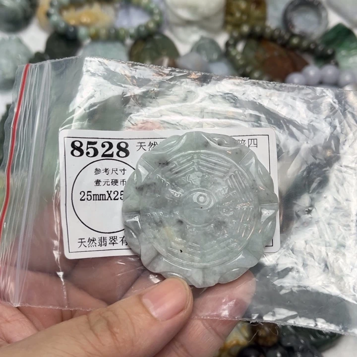 翡翠未镶嵌颈饰8528