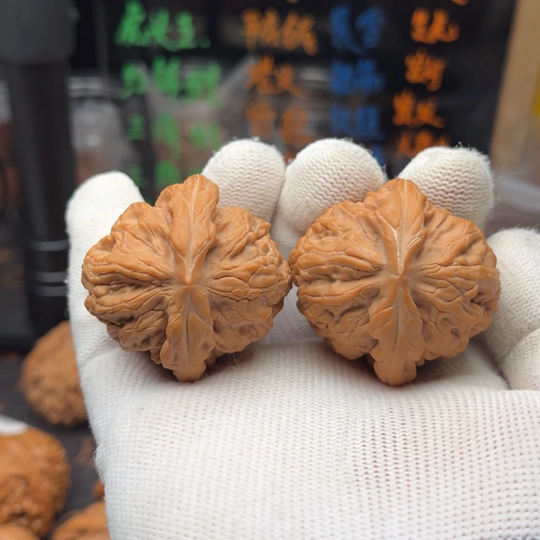 文玩核桃吊坠红锦里