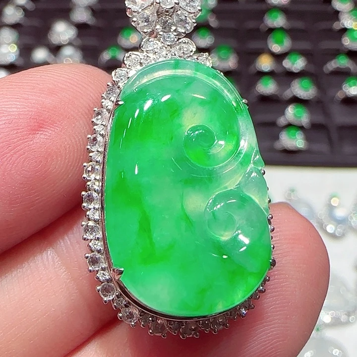 翡翠18K金镶嵌颈饰吊坠