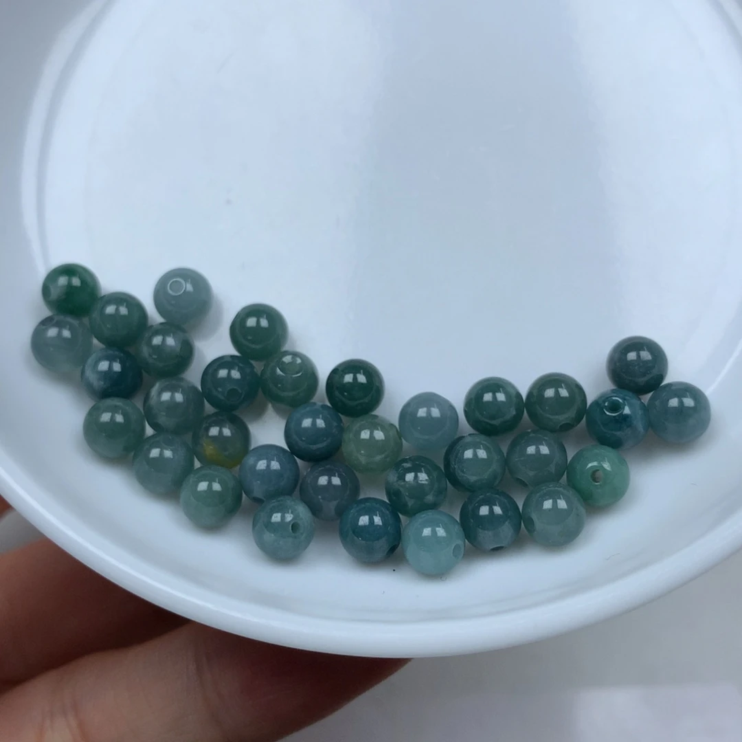 翡翠颈饰未镶嵌卡5.8。珠子。