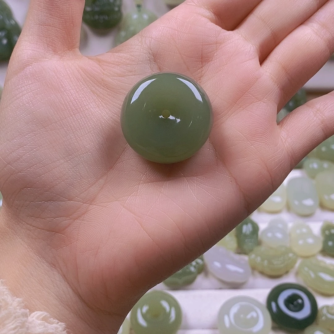 白***心和田玉未镶嵌颈饰