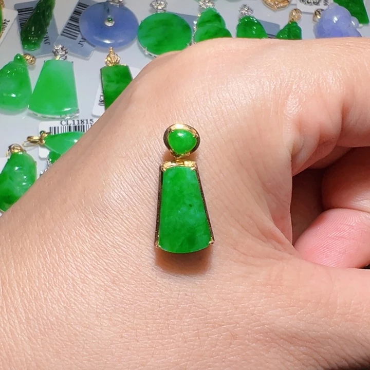 18K金镶嵌挂件翡翠