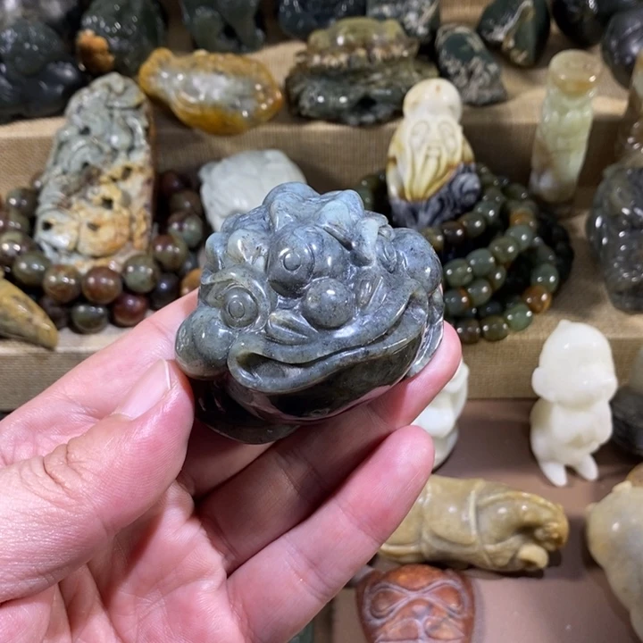 透闪石质玉未镶嵌挂件