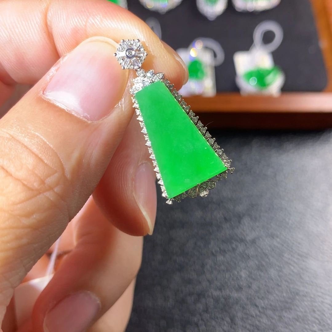 是***～翡翠18K金镶嵌颈饰翡翠