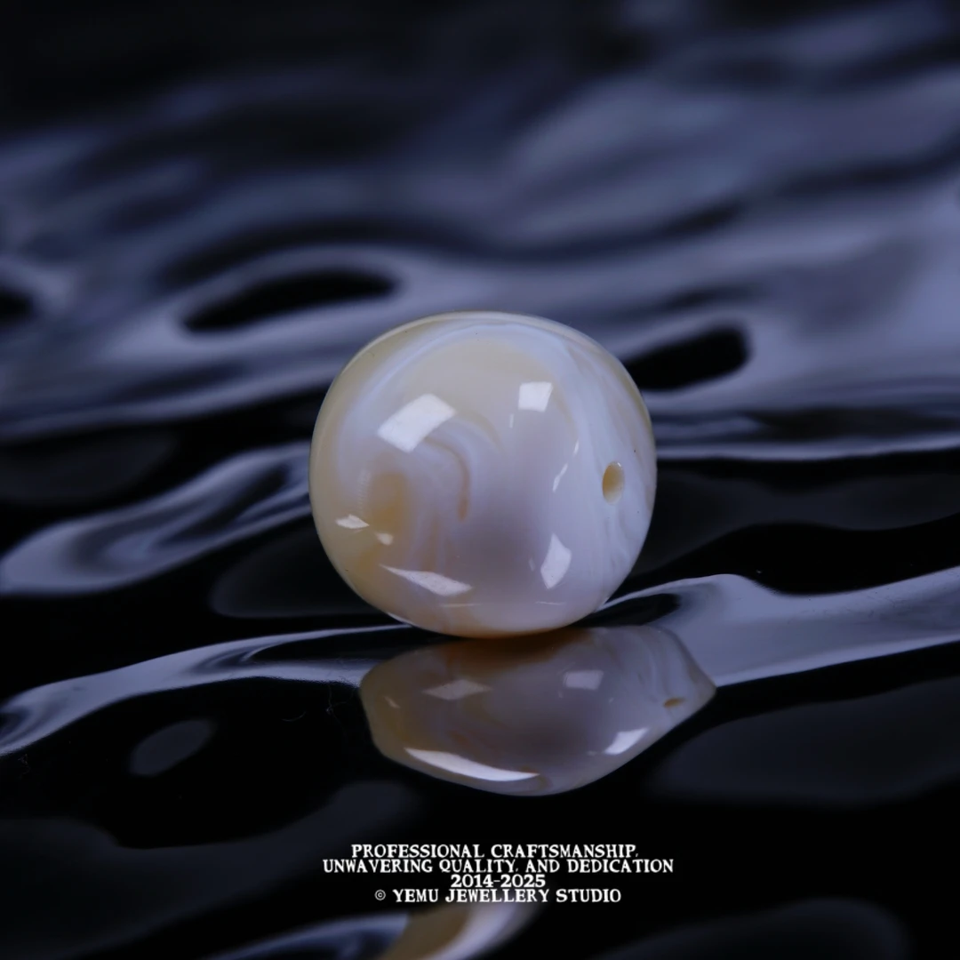 B9一物一拍 13毫米（13.0mm)漆瓷白妖花老型 天然俄料琥珀蜜蜡