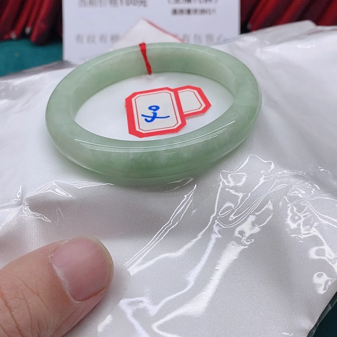 翡翠手镯未镶嵌400000000