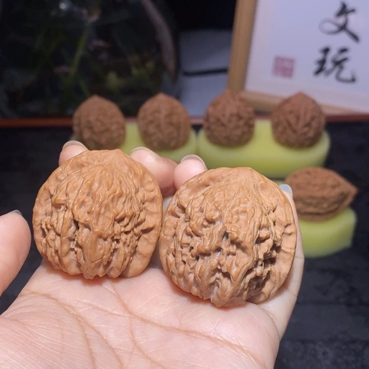 文玩核桃吊坠红狮子