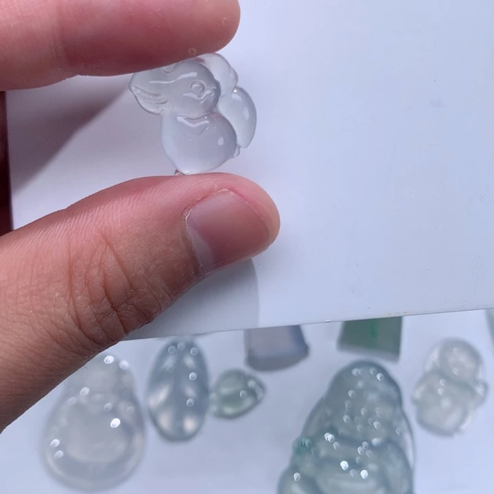 翡翠未镶嵌颈饰萝卜兔
