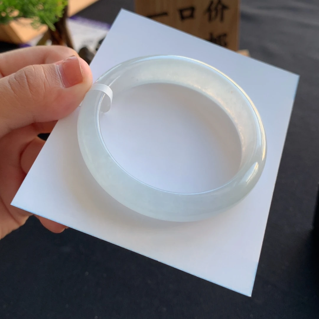 翡翠手镯未镶嵌翡翠
