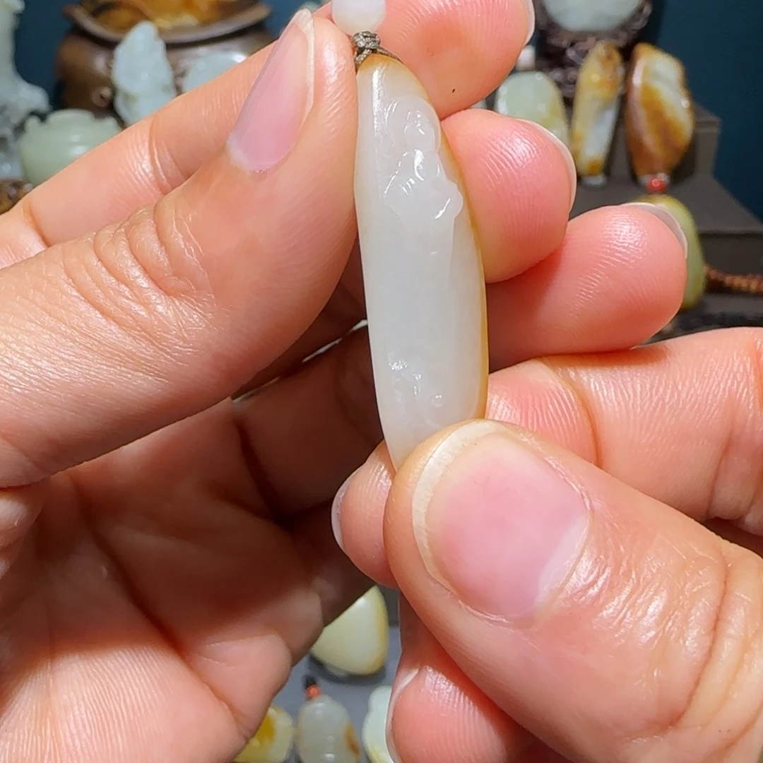 杜***姐和田玉未镶嵌颈饰