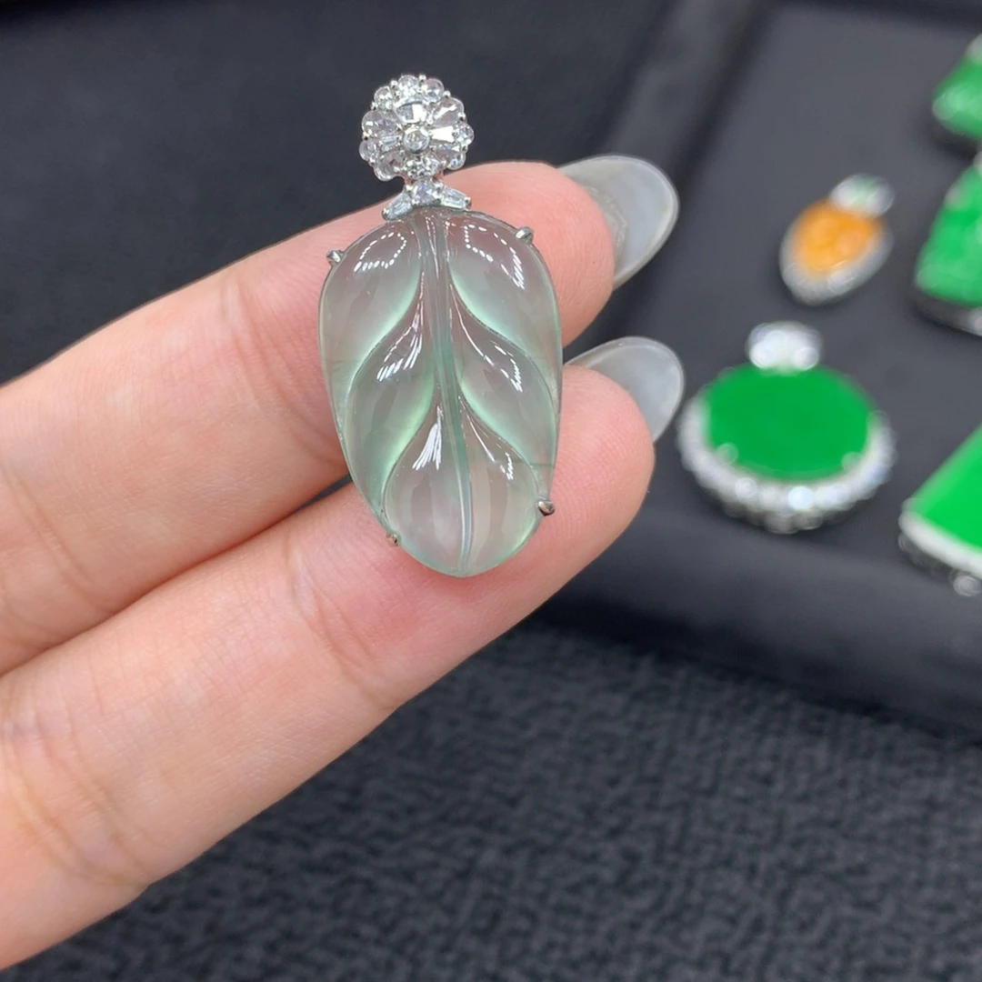 翡翠18K金镶嵌颈饰叶子