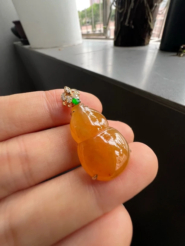 自然光·18k金黄翡大葫芦·满黄·天然缅甸翡翠