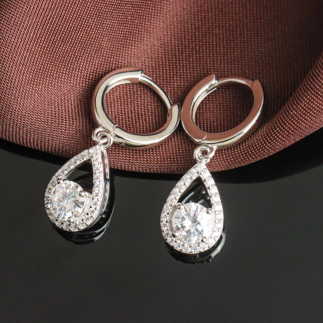 925银莫桑石耳饰 S925银镶嵌莫桑石水滴镶钻简约女款耳扣 1克拉