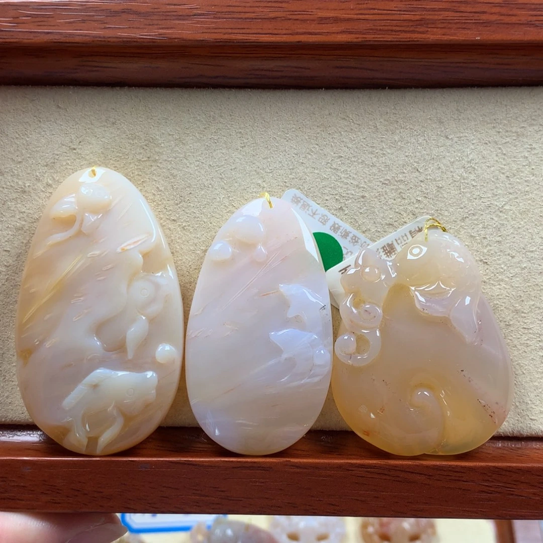 未镶嵌发丝雕刻吊坠漏150个。可挑。30硅化珊瑚（珊瑚玉）