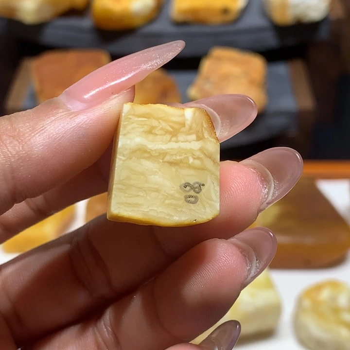 琥珀未镶嵌珠宝奇石蜜蜡原石 4.5g