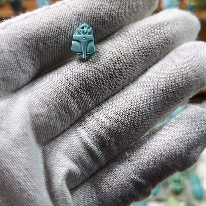 绿松石未镶嵌颈饰残佛