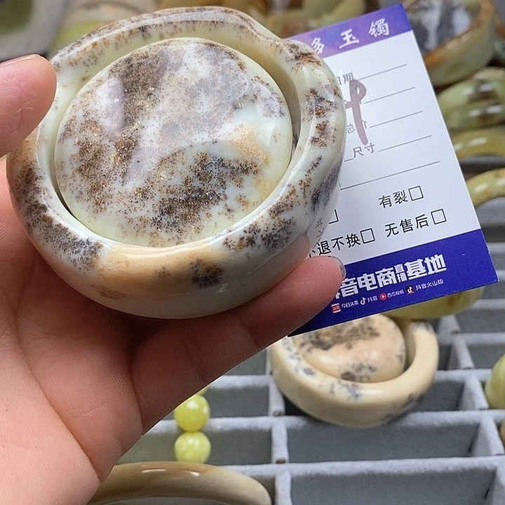 蛇纹石玉手镯未镶嵌?