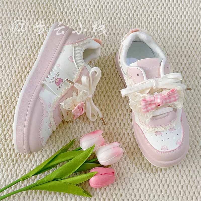 2025新款可爱小熊板鞋女厚底休闲小白鞋配裙子学生百搭面包鞋子