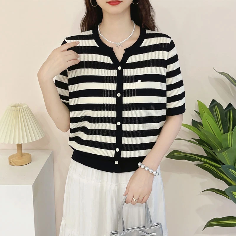 条纹V领拼色宽松针织短袖女夏季新款镂空薄款T恤百搭气质上衣