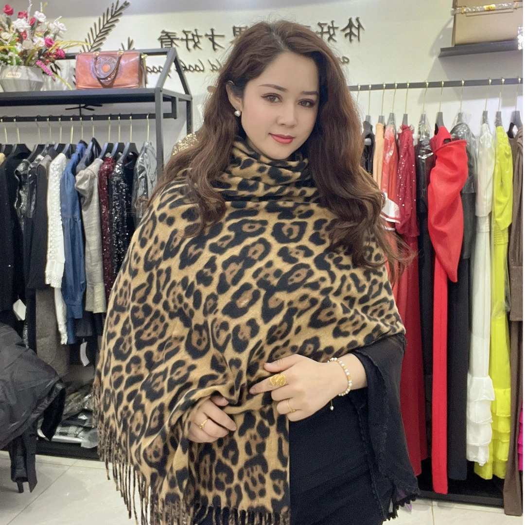 围巾是寒冷的天气里，可以有效地阻挡寒风，防止热量从颈部散失