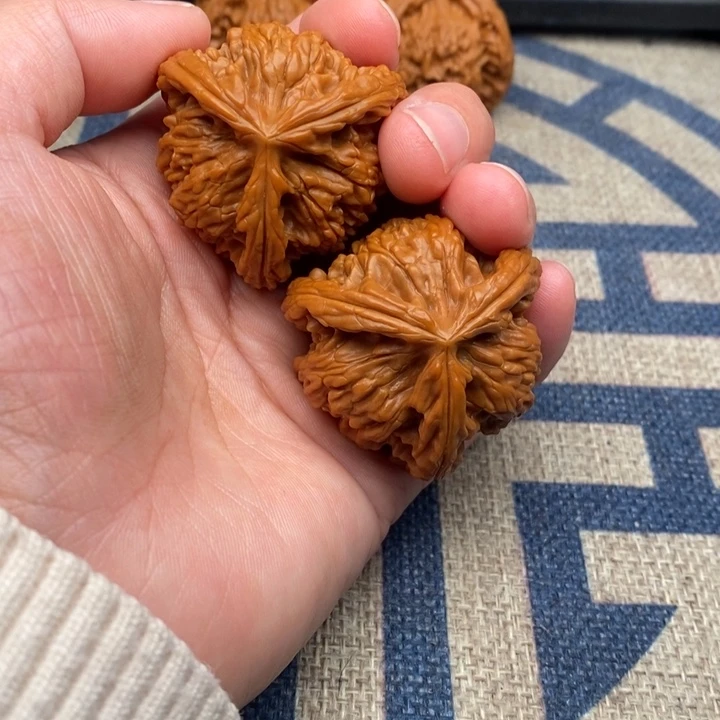 吊坠文玩核桃?**?三棱