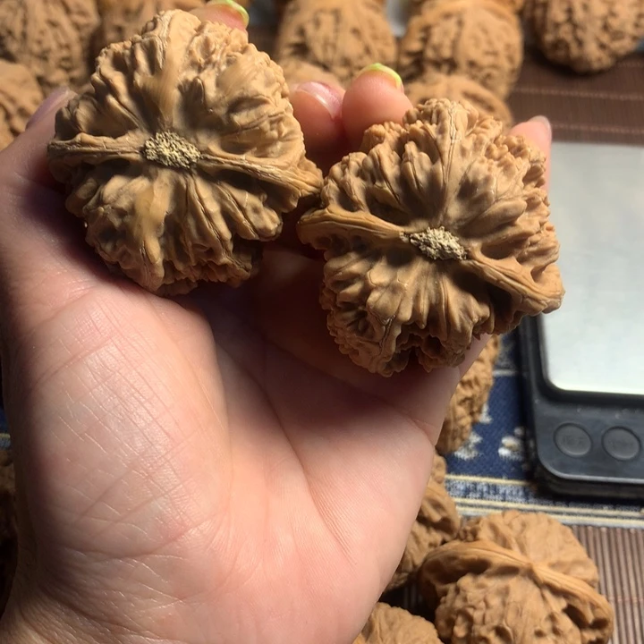 吊坠文玩核桃一****谁粗筋