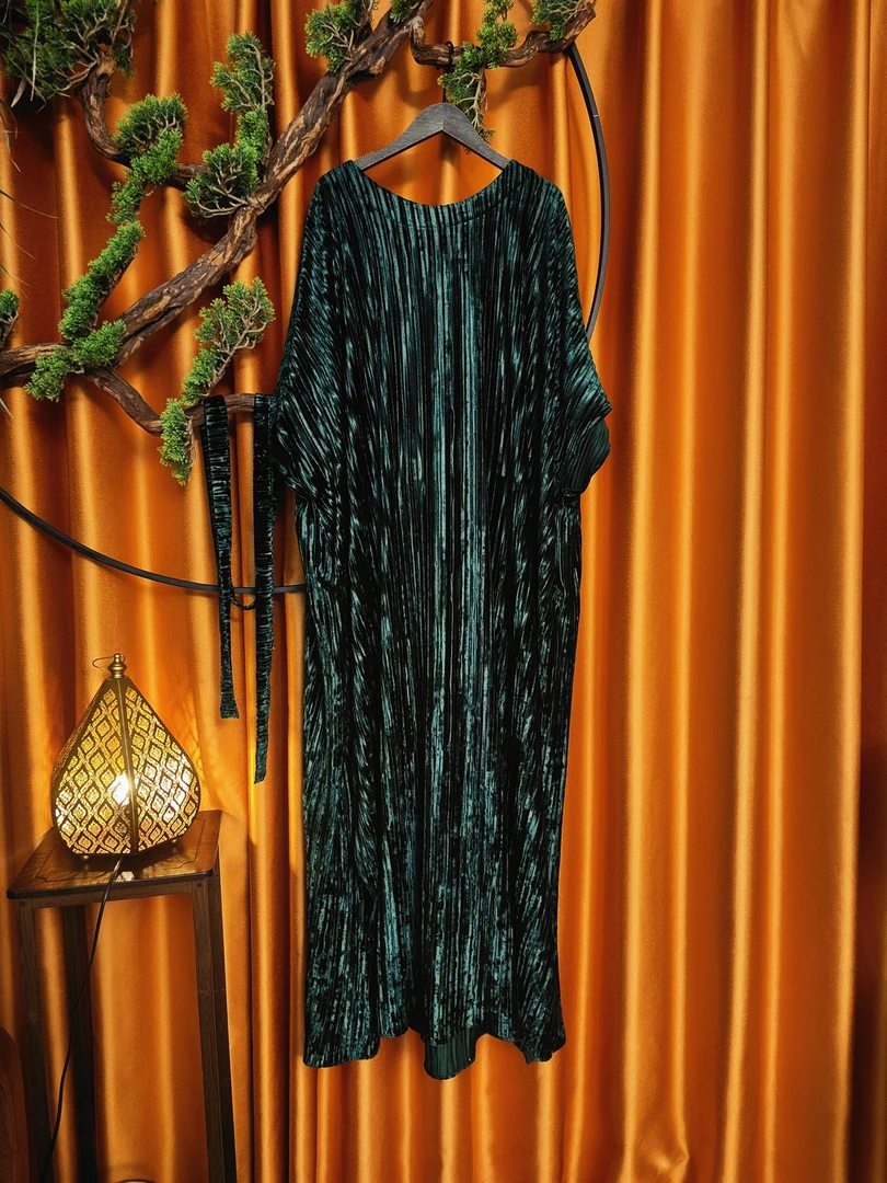 祖母绿条纹丝绒连衣裙