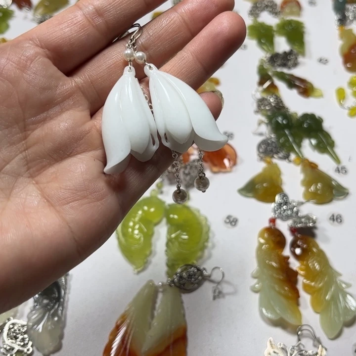 蛇纹石玉未镶嵌耳饰