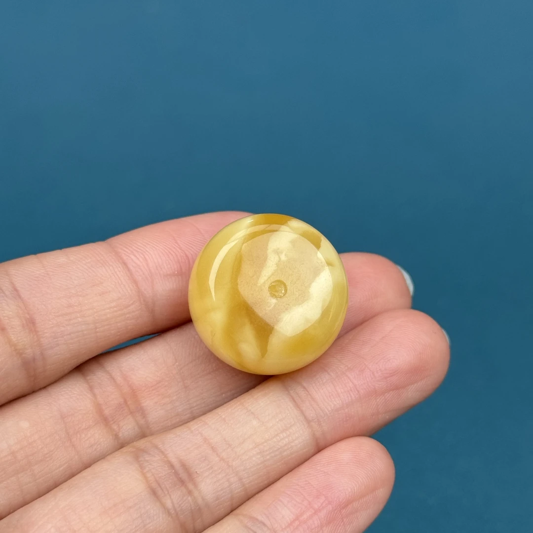 R3639天然原矿蜜蜡 鸡油黄墩子 20.5*12.7mm 抖音基地质检发货