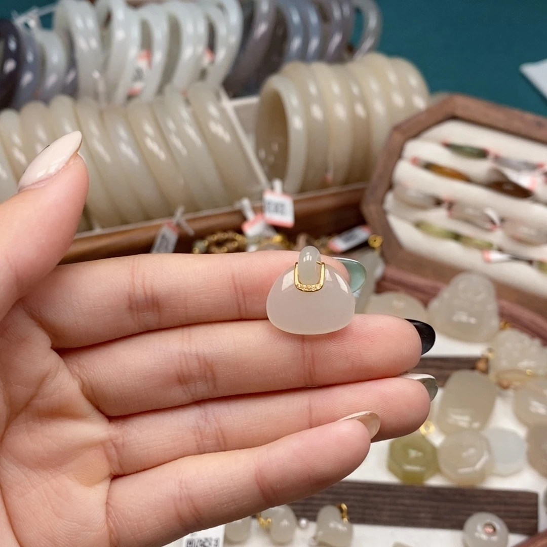 颈饰18K金镶嵌和田玉锁