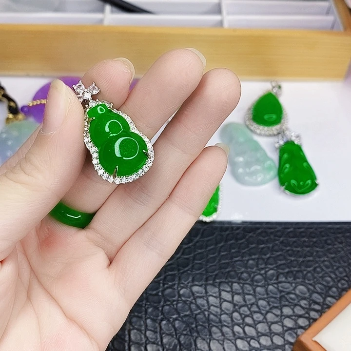 翡翠手镯未镶嵌多样性发其一