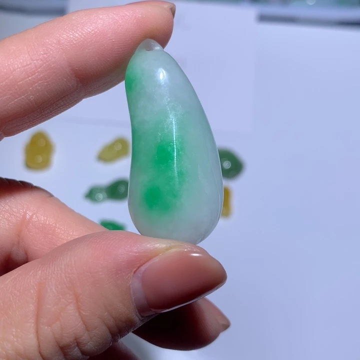 翡翠未镶嵌颈饰瓜