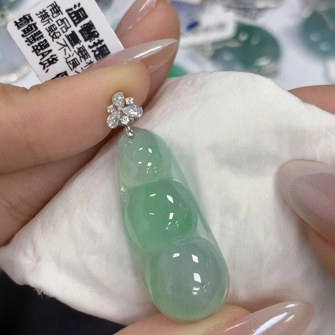 颈饰18K金镶嵌翡翠