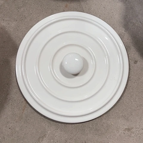 微瑕，不能明火，口径21厘米，白色盖