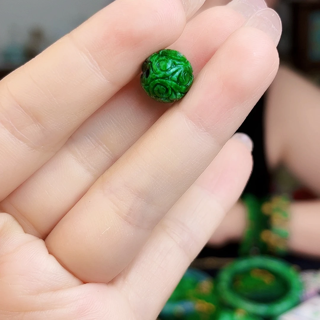 翡翠未镶嵌颈饰多样性