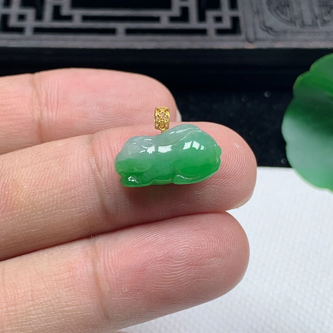 缅甸天然翡翠A货18K金扣飘阳绿立体兔子吊坠尺寸9.5*17.3*6.2mm