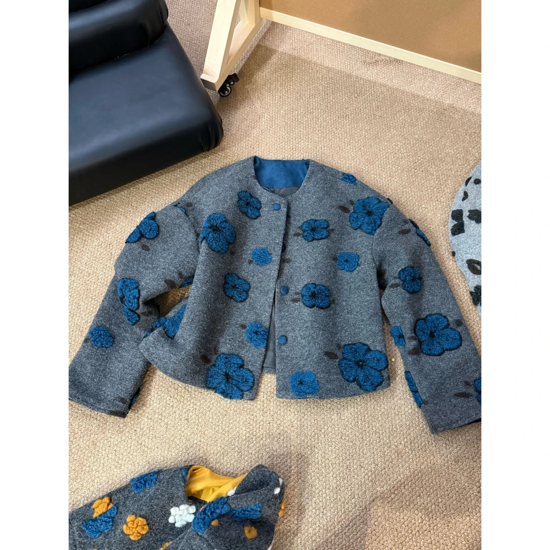 2025秋款新品【设计师款  立体花朵羊毛外套】