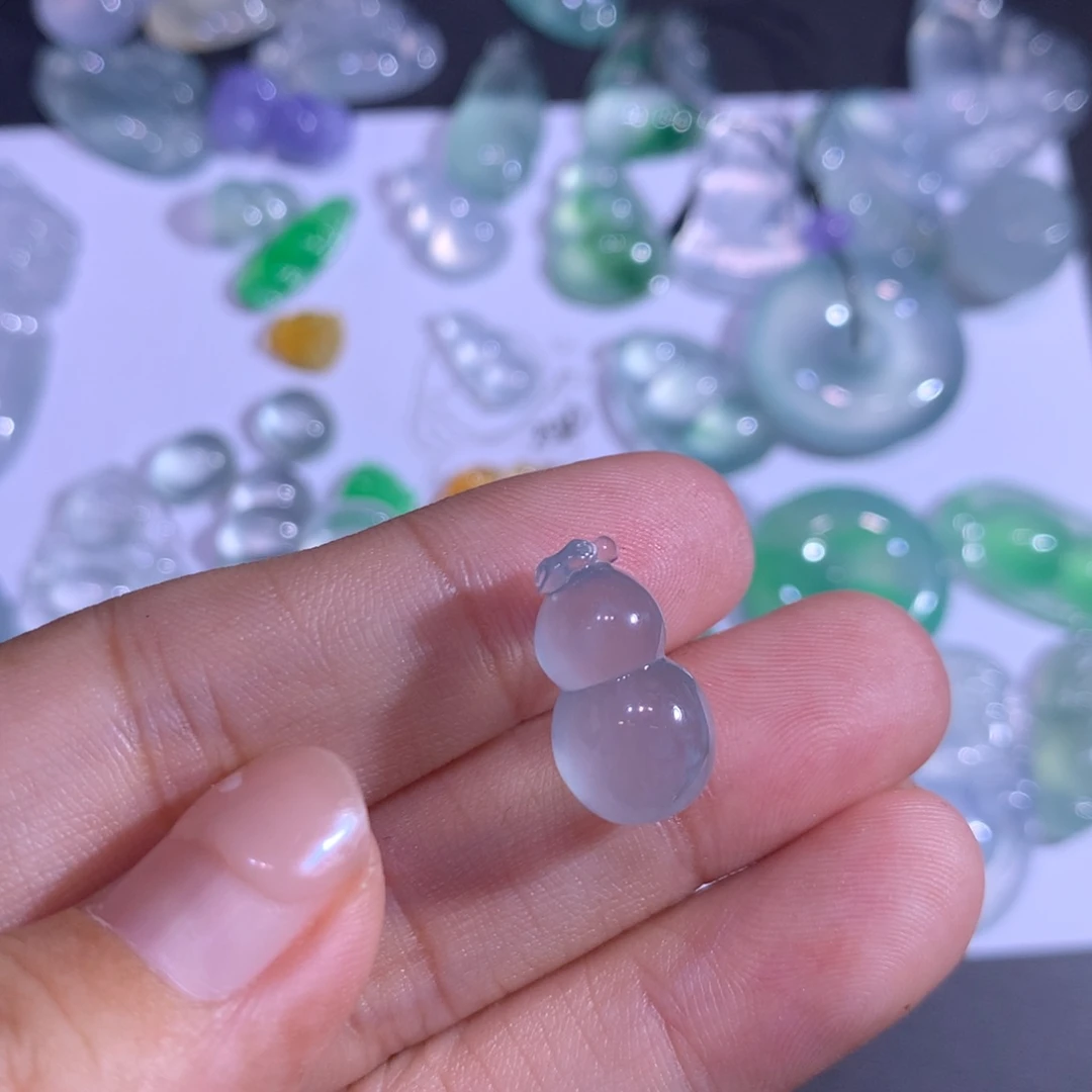 翡翠未镶嵌颈饰葫芦