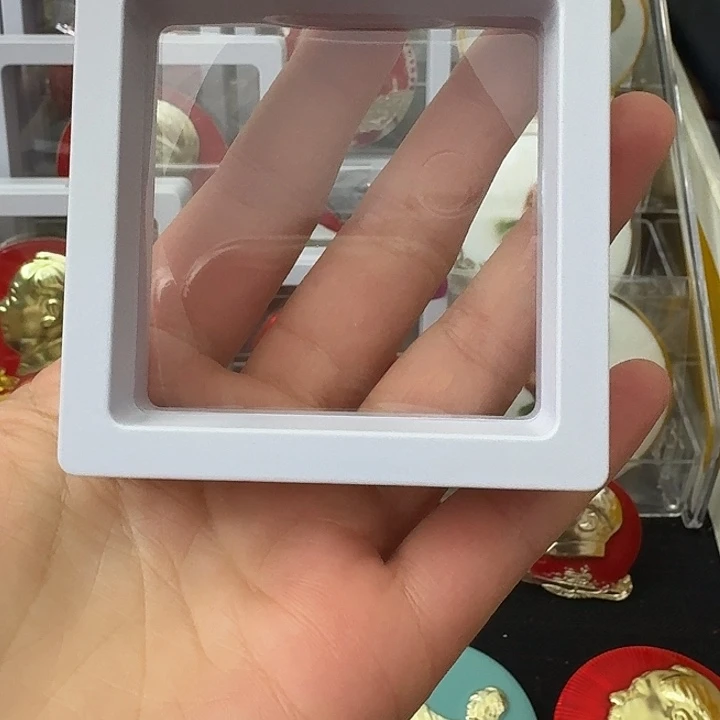 天***号其他普通金属红色收藏纪念章