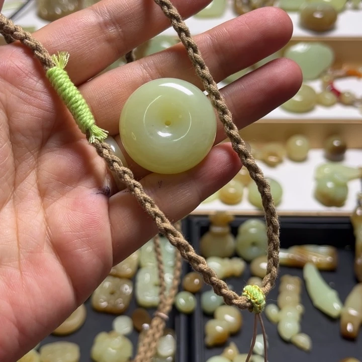 汐***宝和田玉未镶嵌颈饰