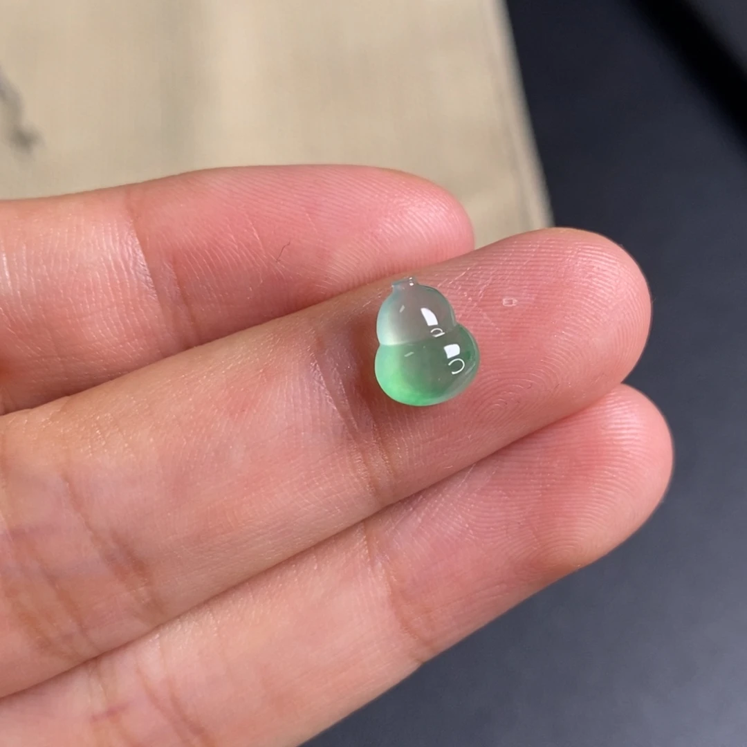 翡翠未镶嵌颈饰葫芦