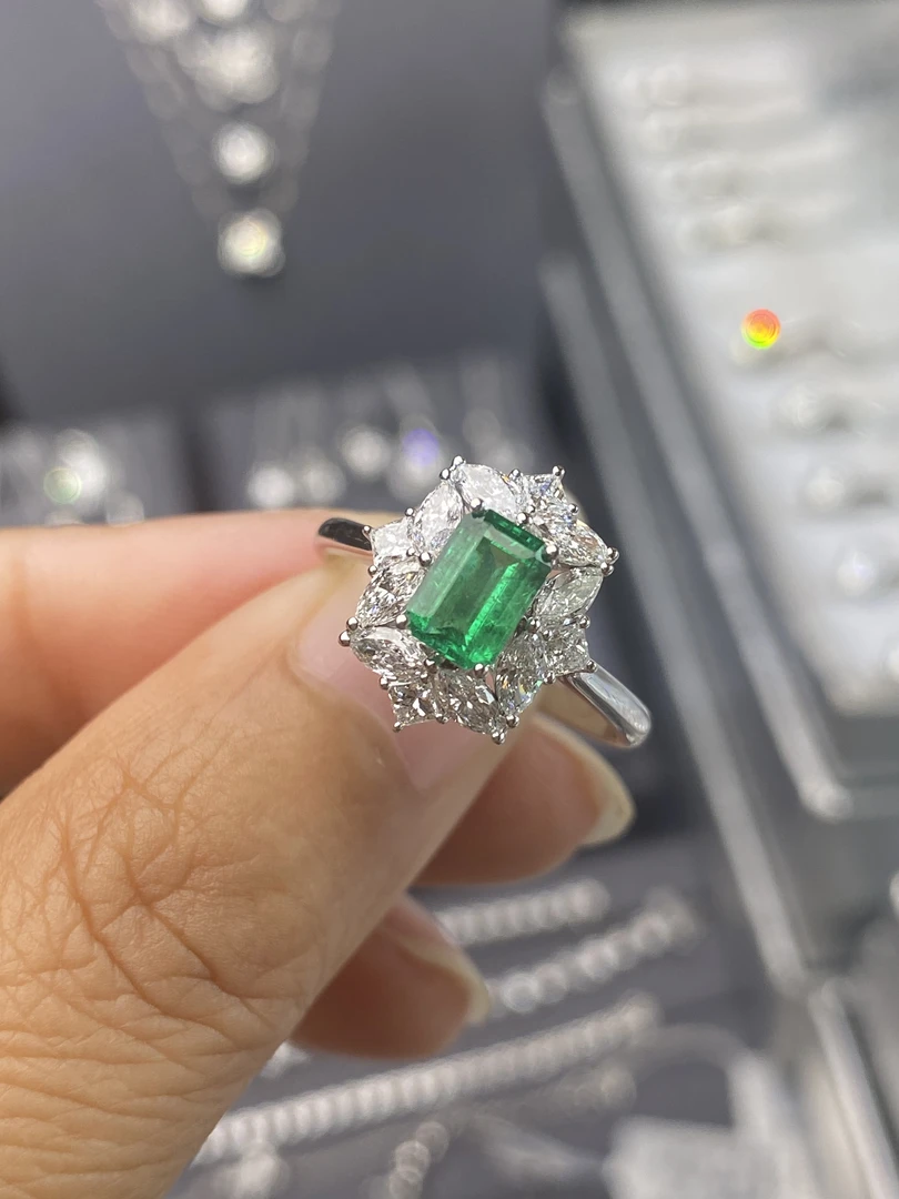 18k镶嵌祖母绿戒指