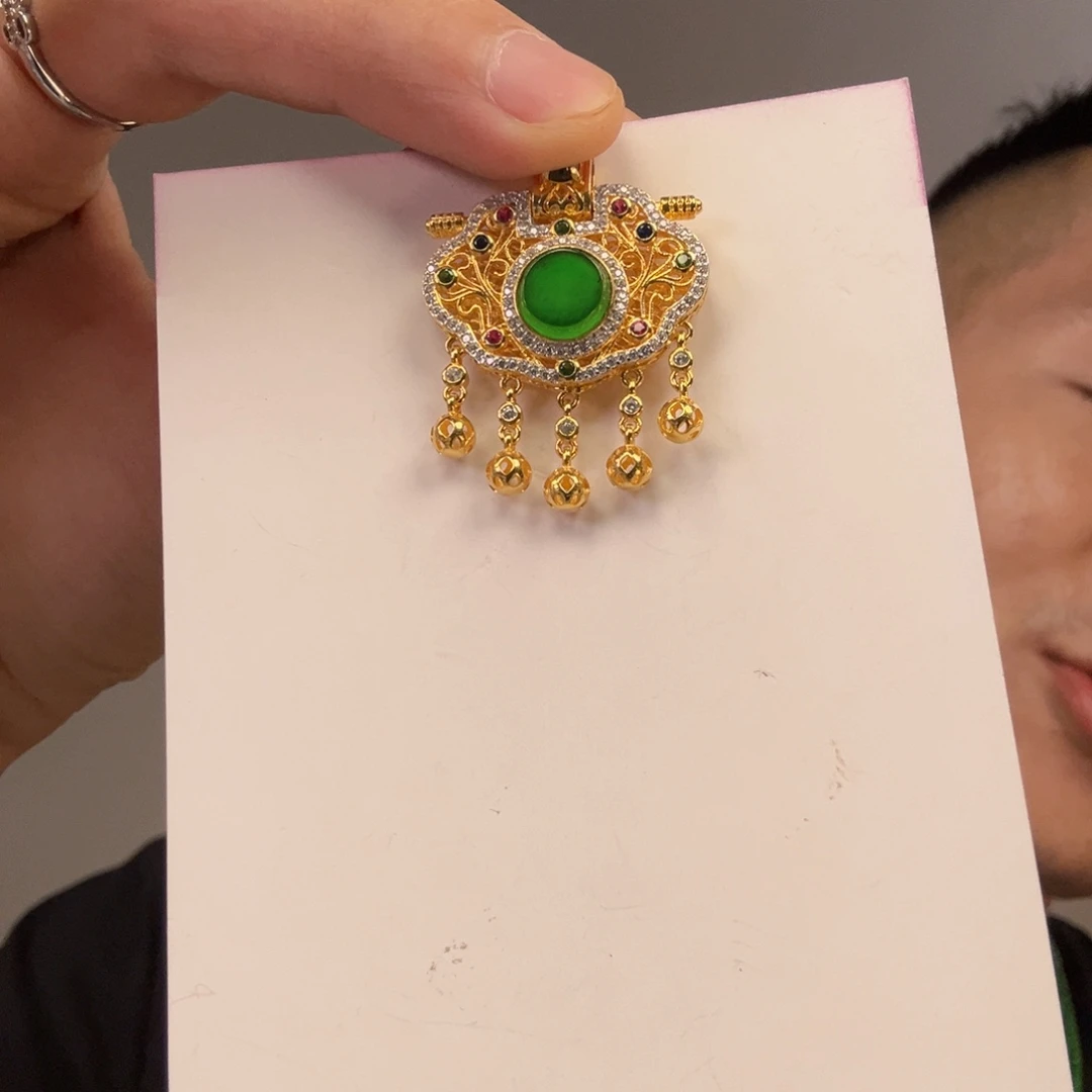 翡翠未镶嵌挂件一件