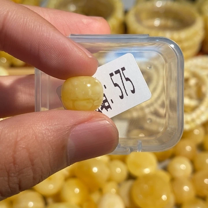 未镶嵌琥珀珠宝奇石575