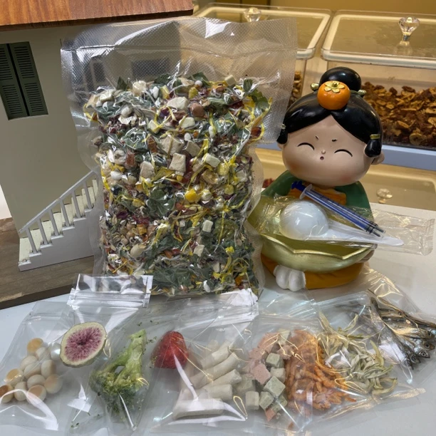 黄某和熊现配新鲜自配粮金丝熊自配花草冻干粮多种配料