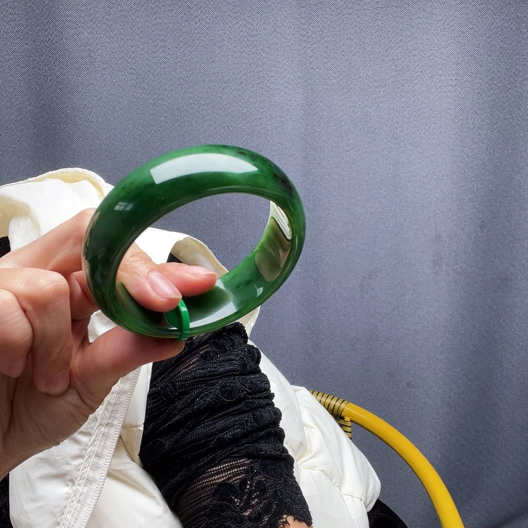 阳***姐和田玉未镶嵌手镯