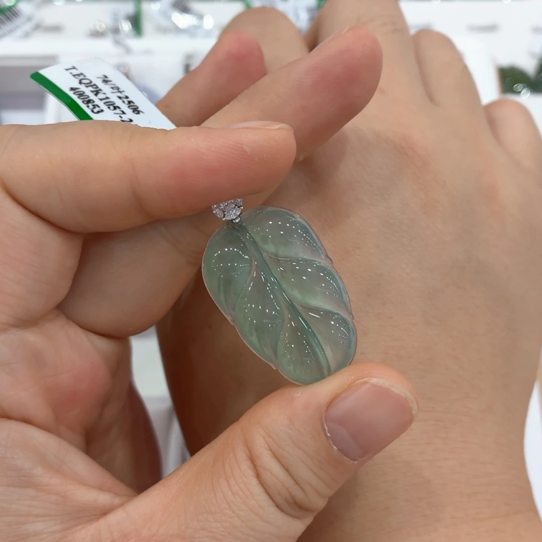 翡翠18K金镶嵌颈饰翡翠叶子