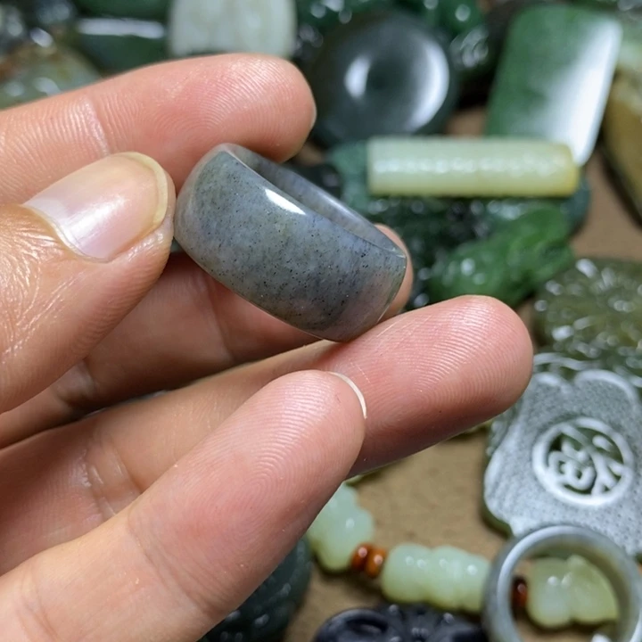 钮***吒和田玉未镶嵌颈饰